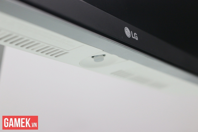 
Nút nguồn kiêm menu có đèn nền đặc trưng của rất nhiều màn hình LG được đặt ở phía dưới panel.
