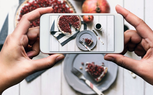 Ảnh đồ ăn trên Instagram là một trong những tác phẩm mỹ thuật được yêu thích nhất hiện nay. Nghiên cứu về những kiểu chụp ảnh đồ ăn theo phong cách khác nhau sẽ giúp bạn mở rộng trí tưởng tượng và sáng tạo. Hãy tham khảo những hình ảnh này để trau dồi kỹ năng chụp hình của mình.
