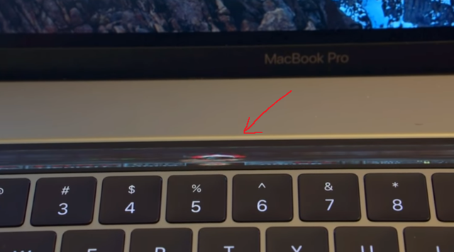 
Doom đang chạy trên phần màn hình của Touch Bar trên MacBook Pro mới.
