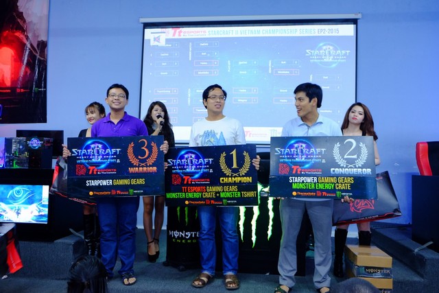 
MeomaikA (ngoài cùng bên trái), Giải ba Starcraft II VietNam Championship Series (2015).
