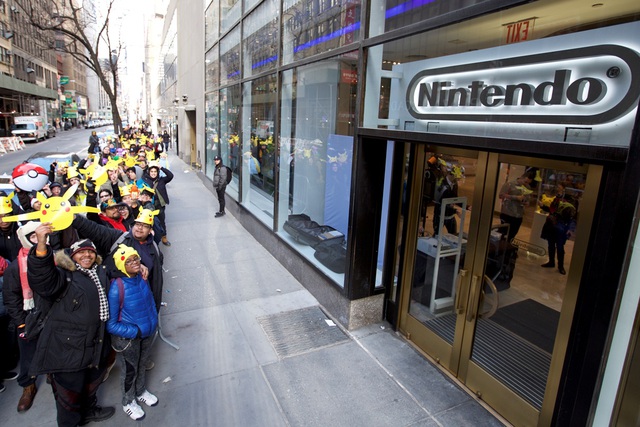 Sau 20 năm, hình ảnh dòng người xếp hàng đợi mua game Pokemon vẫn không hề thay đổi