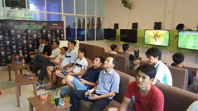 
Đắk Lắk có khá nhiều game thủ lớn tuổi tham gia, cho thấy PES League lan rộng và ảnh hưởng đến cộng đồng mạnh đến thế nào.
