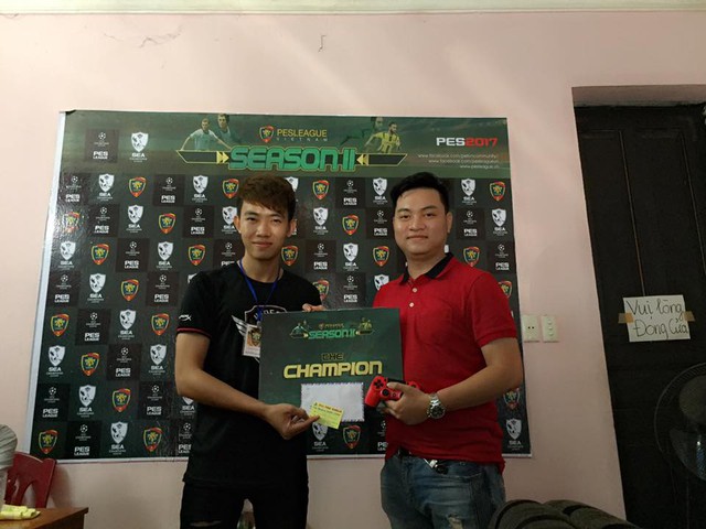 
Nguyễn Gia Minh (trái), game thủ và là BTC PES League Haiphong.
