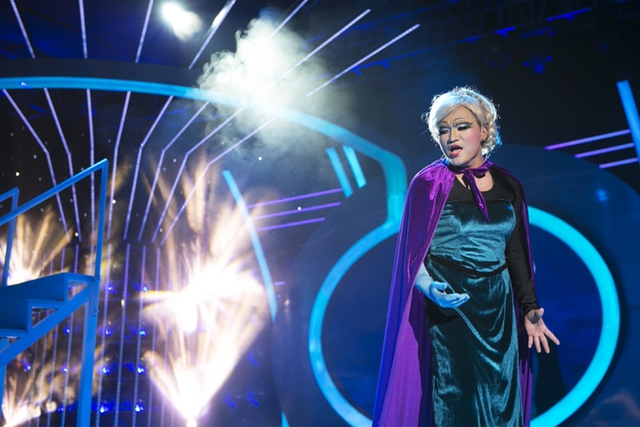 
Đại Nghĩa trong vai Nữ hoàng băng giá Elsa trình diễn ca khúc Let It Go” ở chương trình Gương mặt thân quen.
