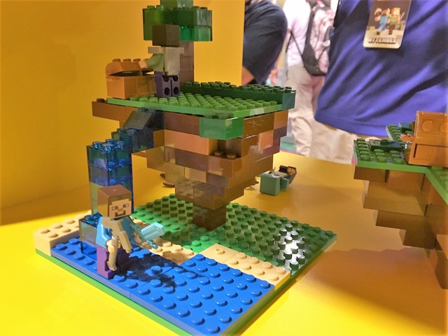 
Bộ đồ chơi Lego với các hình ảnh của Minecraft.
