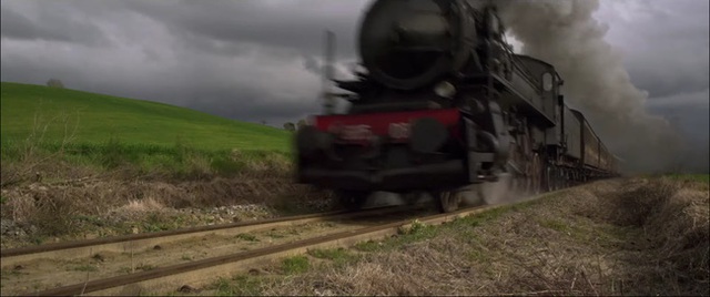 
Bối cảnh phim ở Ý cùng đoàn tàu hỏa quen thuộc trong nguyên tác
