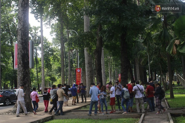 
Tại công viên Tao Đàn - thánh địa Pokemon GO ở Sài Gòn, lượng game thủ tập trung bắt Pokemon vẫn khá đông dù không phải là ngày nghỉ.
