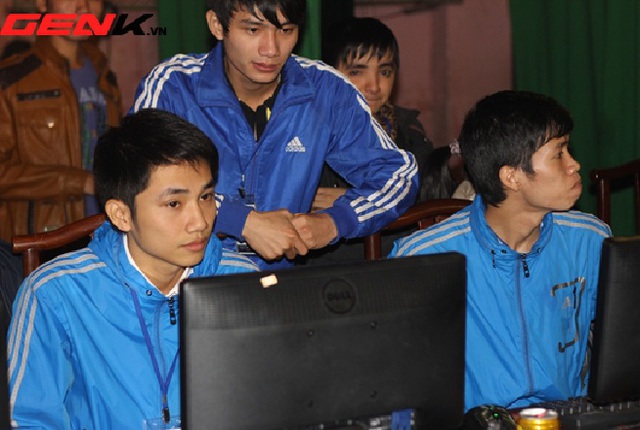 
Tiểu Bạch Long (trái) trong màu áo tuyển Thái Bình tại giải AOE Việt - Trung GameTV Lenovo cup 2011.
