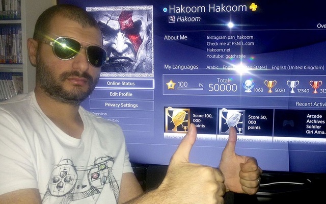 
Hakam Karim chụp hình cùng tài khoản PlayStation max cấp của mình.
