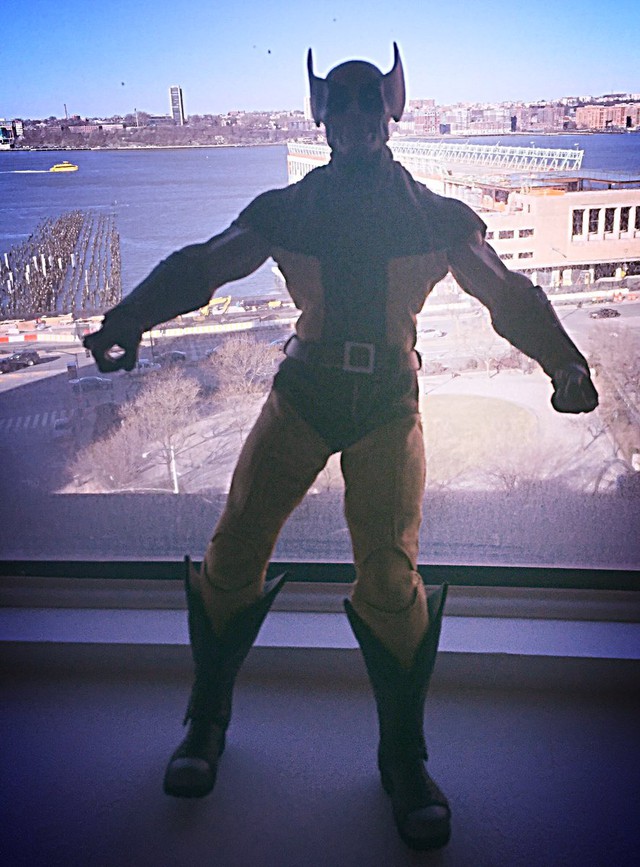 
Hình ảnh được Hugh Jackman chia sẻ cho thấy trang phục nguyên bản của Wolverine với màu vàng chuối chủ đạo.
