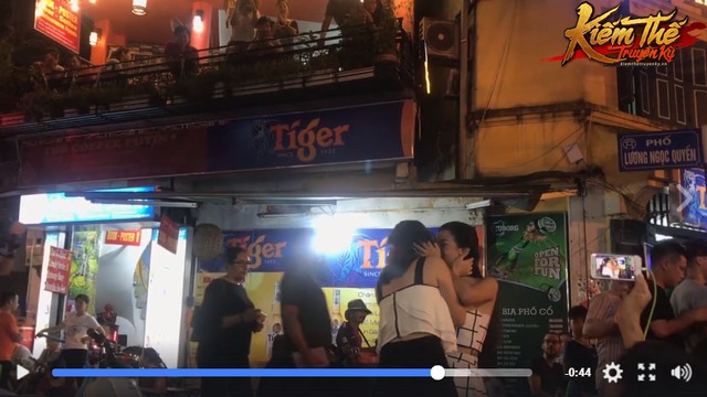 
Hình ảnh cắt từ clip tỏ tình trên phố Tạ Hiện của hai cô gái xinh đẹp
