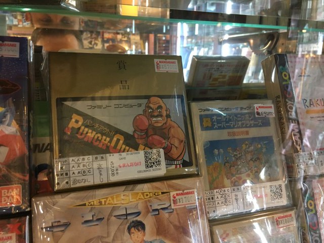 
Phiên bản đầu tiền của game Punch-Out cho máy Famicom, có giá hơn 11 triệu đồng. Bên phải là All Night Nippon Super Mario Bros cho Famicom Disk System, một phiên bản của Super Mario, có giá 27,5 triệu đồng.
