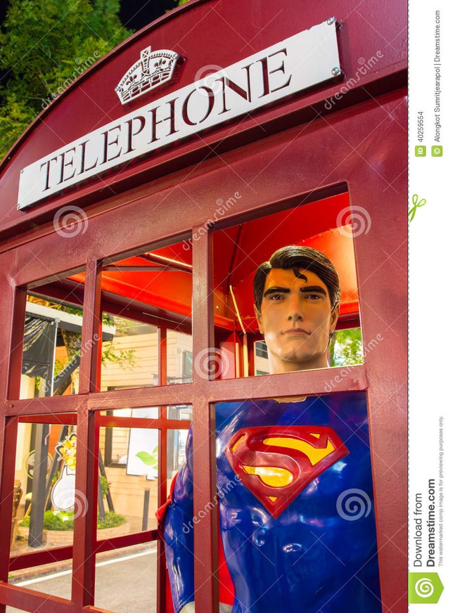 
Việc thay đồ siêu nhân trong bốt điện thoại công cộng vốn gắn liền với Superman
