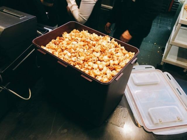 Chuyện lạ: Rạp CGV miễn phí bắp rang bơ, giới trẻ Hàn mang cả thùng xô đi ăn chùa