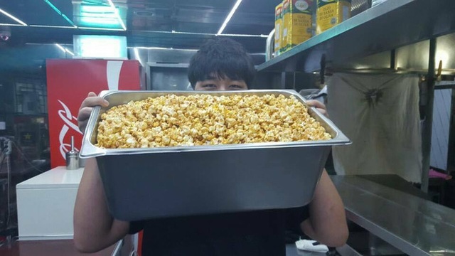 Chuyện lạ: Rạp CGV miễn phí bắp rang bơ, giới trẻ Hàn mang cả thùng xô đi ăn chùa