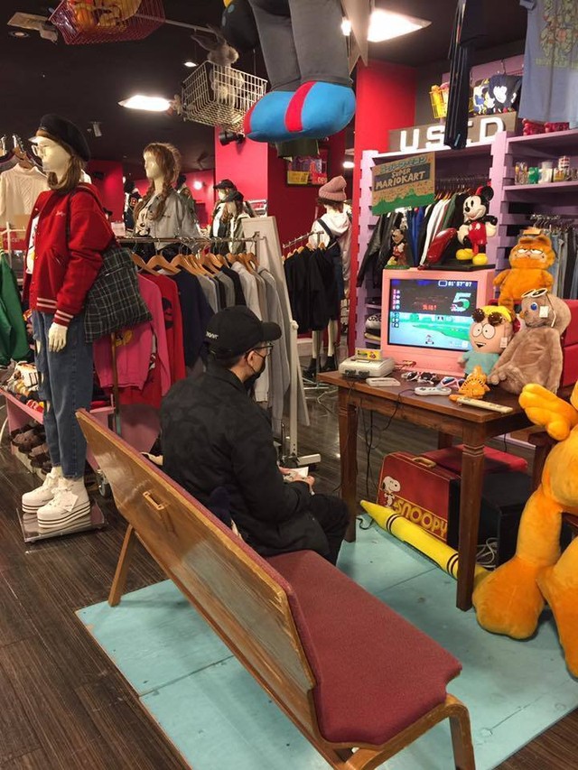 
Cửa hàng thời trang hiếm hoi tại Nhật Bản bày sẵn máy chơi game cho người ngồi chờ
