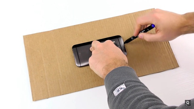 
Đầu tiên bạn cần phải đặt điện thoại or máy tính bảng lên bìa carton rồi dùng bút bi để định hình vị trí
