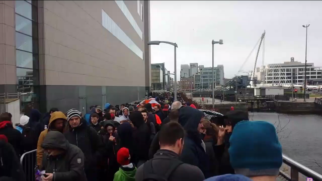 
Hàng nghìn người đã mặc két trong mưa lạnh bên ngoài địa điểm tổ chức của GamerCon
