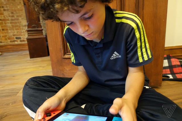 
Benicio, game thủ 8 tuổi đã có bài đánh giá thú vị về Nintendo Switch được đăng tải trên Theverge.
