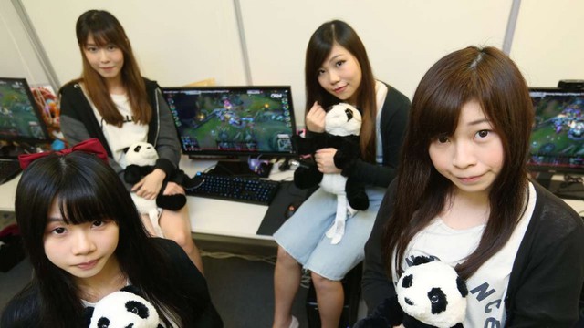 
Các thành viên trong team nữ Liên Minh Huyền Thoại PandaCute

