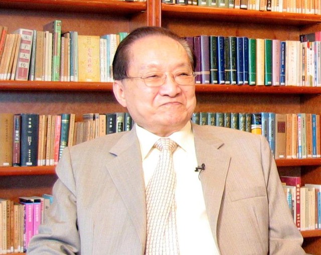
Tầm ảnh hưởng của Kim Dung lớn đến nỗi các tác phẩm của ông đã được đưa vào sách giao khoa tại Trung Quốc và Singapore.
