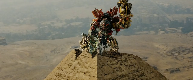 
Transformers: Revenge of the Fallen - Kim tự tháp được xây để che giấu cỗ máy Sun Harvester mà các Bại Binh từng đặt trên Trái Đất.
