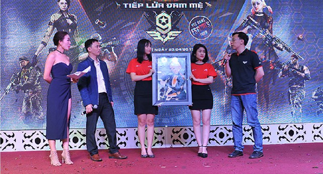 
Chivas Minh (áo xanh bên trái) là chủ một trong những Clan top 1 của một tựa game Esports thuộc NPH VTC Game
