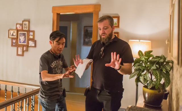 
James Wan (trái) và David F. Sandberg (phải) trên phim trường “Lights Out”
