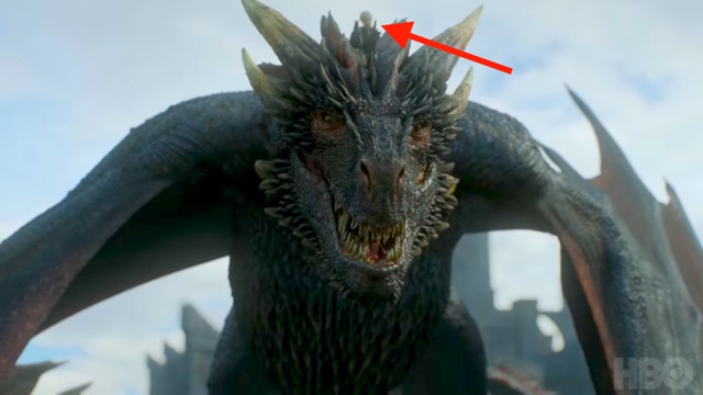 
Daenerys cưỡi Drogon trong một trận chiến, nhưng phía sau có vẻ là lâu đài Dragonstone. Vậy ai đang cố đối đầu với Daenerys ở đây?

