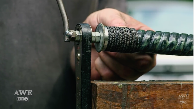 
Chuôi kiếm là bộ phận yêu cầu phải chế tạo tỷ mỷ nhất. Những người thợ phải làm phần chuôi kiếm bằng thép trước, sau đó dùng dây thép nhỏ đã được tết thành đôi rồi quấn quanh phần chuôi chính.
