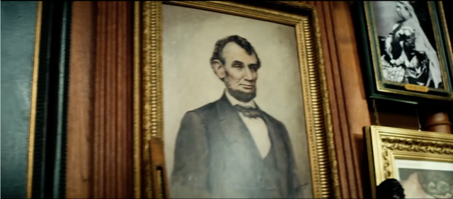 
Cảnh dừng lại ở bức tranh về tổng thống Lincoln trong lời giới thiệu của Anthony Hopkin đã cho thấy rằng rất có thể các Transformers đã tham gia vào cuộc nội chiến này.
