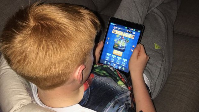 
Theo như hình ảnh hiển thị trên iPad, trò chơi mà cậu bé 11 tuổi này đổ tiền vào rất có thể là Clash Royale
