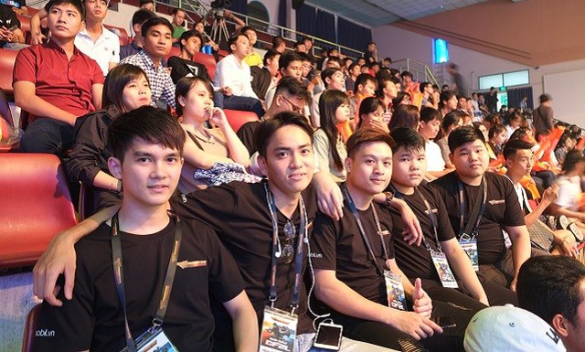 
Các thành viên của Ahihi Team ở khán đài để theo dõi các đội game khác thi đấu
