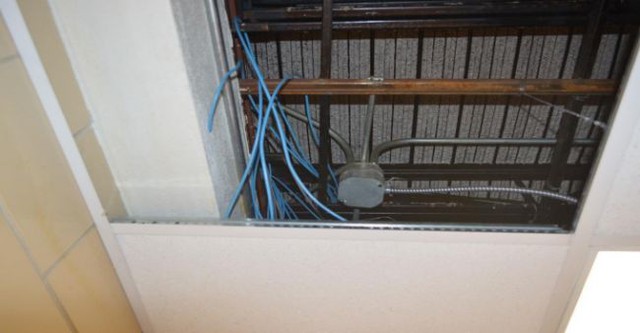 
Các tù nhân dã giấu máy tính ở trần phòng thay đồ, tắm.
