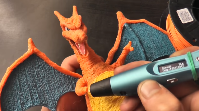 
Vẽ Pokemon Charizard bằng bút 3D.
