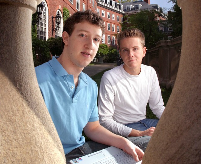 



Mark Zuckerberg và Chris Hughes năm 2004
