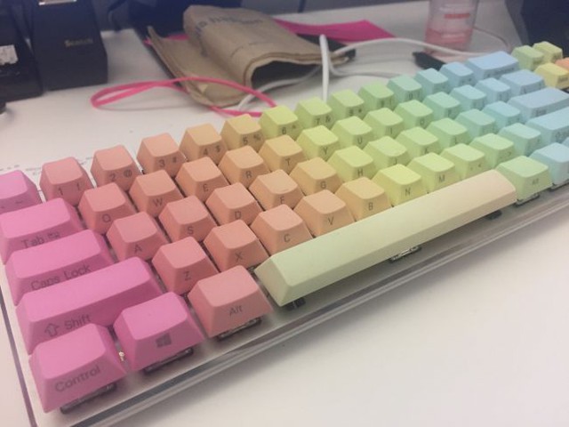 
Nếu là những game thủ nữ, chắc chắn không cô gái nào có thể từ chối chiếc bàn phím cơ với bộ keycap NKPC Rainbow này.
