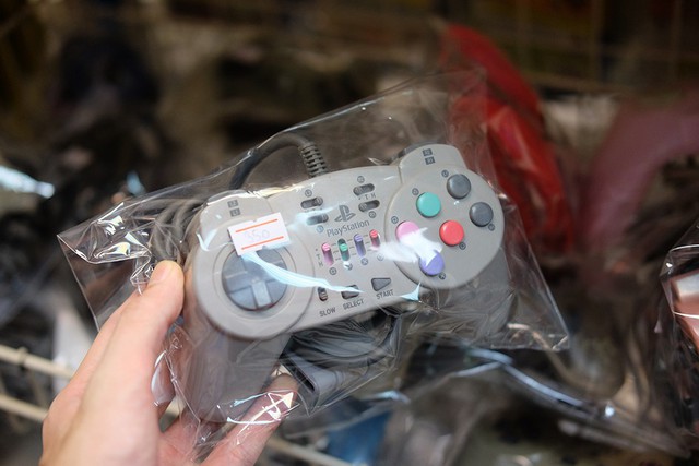 
Chiếc tay cầm PS1 của Hori, sản xuất trước năm 2000, phục vụ những game thủ mê game đối kháng với layout rất giống máy arcade ngoài trung tâm thương mại
