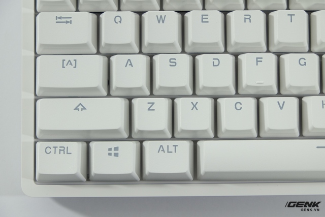 
Một điều mà tôi nhận ra ngay khi nhìn thấy chiếc bàn phím này, đó là các ký tự trên keycap rất giống với các bàn phím cơ giá rẻ khác từ Trung Quốc như Lingyi hay E-element
