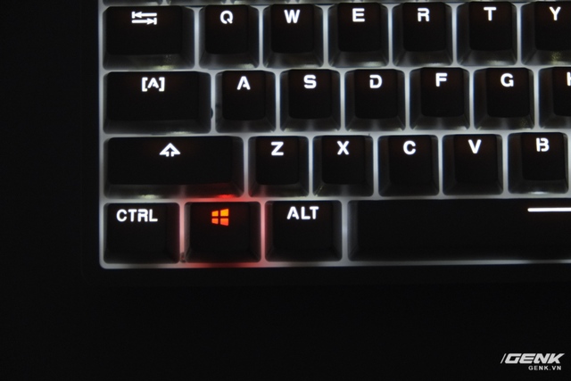
Trên chiếc bàn phím này, có ba phím được ưu ái trang bị cả LED đỏ là phím Windows, Caps Lock và Scroll Lock. Khi bật Caps Lock/Scroll Lock, hai phím này sẽ phát ánh sáng đỏ
