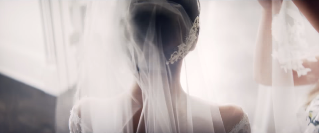 
Chiếc khăn voan trắng được “nhá hàng” ngay đầu teaser
