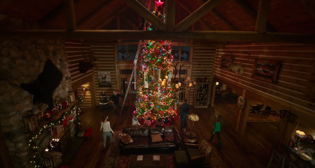 Toàn cảnh cây thông Noel khổng lồ, rực rỡ đến choáng ngợp của gia đình