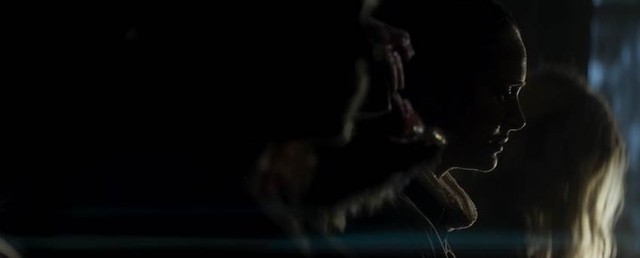 
Trailer cũng hé lộ hình ảnh bộ răng kỳ lạ, dường như của một loài quái thú nguy hiểm đang cư ngụ tại nơi đây, sẵn sàng ập tới tấn công con người.
