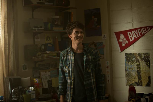 
Căn phòng của Carter tại ký túc xá phản ánh tính cách của anh, một thanh niên trẻ trung với những sở thích lành mạnh như truyện tranh và phim ảnh
