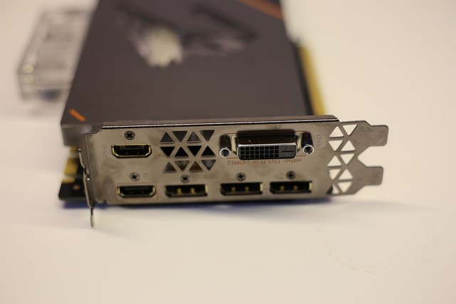 
Chiếc VGA này hỗ trợ kết nối khá đầy đủ với 2 cổng HDMI, 3 cổng DP và 1 cổng DVI truyền thống.

