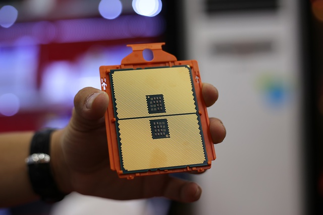 
Đây là mặt dưới của CPU AMD Threadripper, trông như là 2 chiếc ghép lại làm một vậy.

