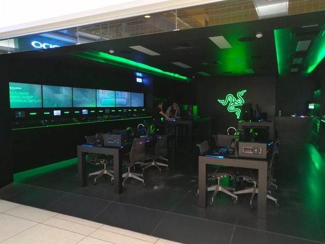 
Showroom trưng bày và sử dụng sản phẩm của Razer, trong khu này, sẽ chỉ có những món gaming gear tốt nhất của Rắn xanh được trưng bày cho game thủ trải nghiệm.
