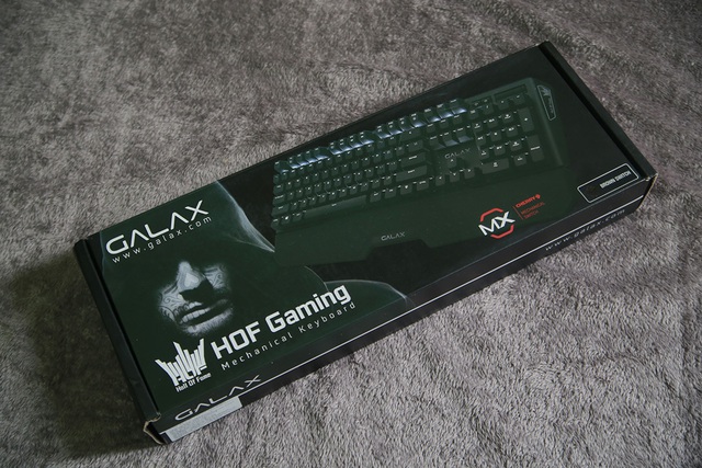 
GALAX HOF Gaming Keyboard có vỏ hộp khá đẹp mắt với biểu tượng của hãng cùng hình ảnh thực tế của chiếc bàn phím.
