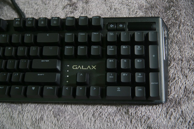 
GALAX HOF Gaming Keyboard có phần nút phụ chỉnh độ sáng, âm lượng rất hoành tráng.
