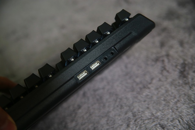 
GALAX HOF Gaming Keyboard hỗ trợ cả cổng USB phụ và tai nghe nối dài cực tiện lợi cho game thủ.
